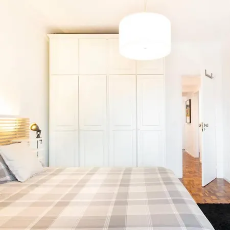 Charming Modern In Apartment *